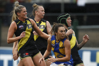 Katie Brennan de Richmond, à gauche, célèbre un but. 