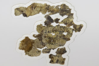 Les fragments de parchemin portent des lignes de texte grec.