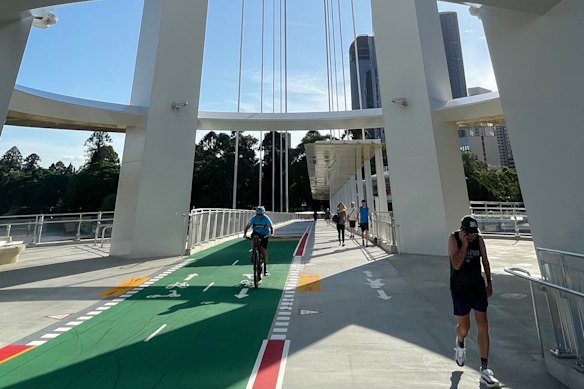 The Kangaroo Point Bridge uses green paint to indicate that walkers stick to one side, and cyclists to the other.