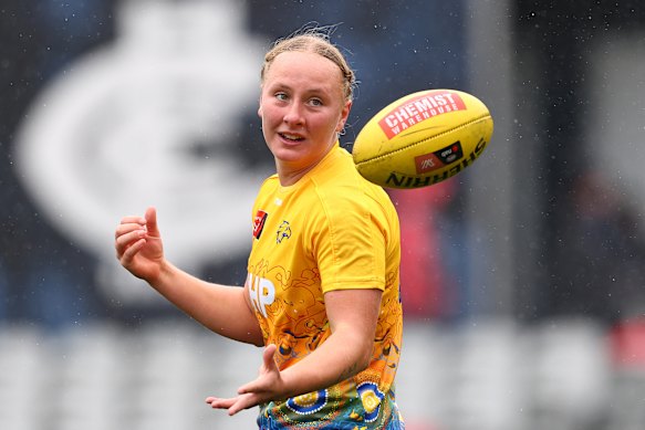 Lucia Painter of the Eagles warms up.