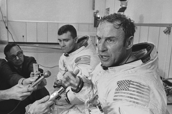 Lovell cuando la conferencia por prensa llega a la cima del viaje Apollo 13 