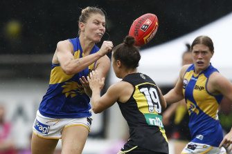 Kellie Gibson de la côte ouest, à gauche, passe le ballon. 