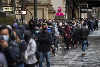 Les personnes qui attendent de se faire vacciner contre le COVID-19 à l'hôtel de ville de Melbourne cette semaine.