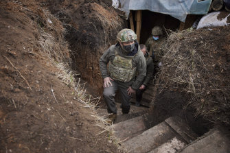 Le président ukrainien Volodymyr Zelensky se rend la semaine dernière dans la région du Donbass, dans l'est de l'Ukraine, frappée par la guerre.  Une escalade des tensions avec la Russie dans la région a fait craindre une reprise des hostilités à grande échelle. 