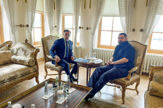 L'assistant présidentiel russe Vladimir Medinsky, à gauche, et le chef de la faction ukrainienne des serviteurs du peuple Davyd Arakhamia posent pour les médias lors des pourparlers de paix.