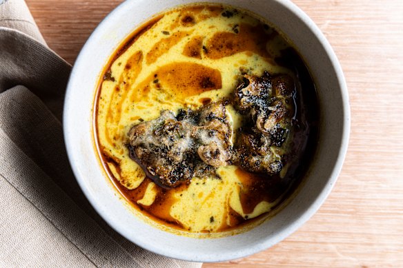  vegetable fritters in soupy yoghurt sauce.