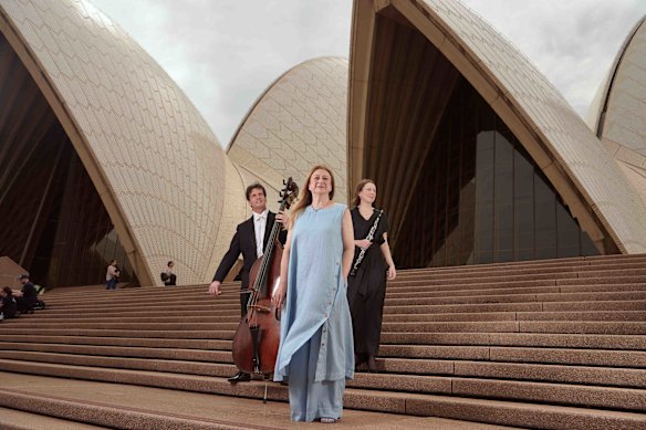  Simone Young with principal double bass Kees Boersma and principal oboe Shefali Pryor.