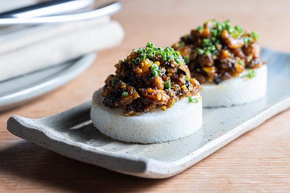 Idli topped with grilled carrot.