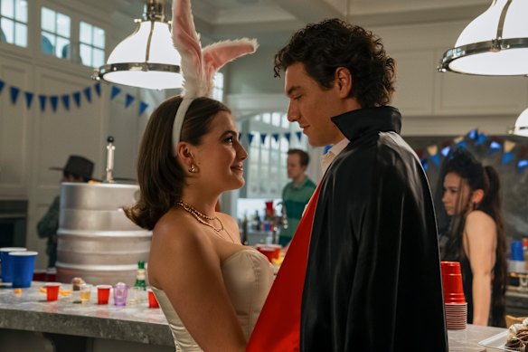 Hannah Wells (Ella Bright) and Garrett Graham (Belmont Cameli) are the other corners to Josh Heuston’s love triangle in Off Campus. 