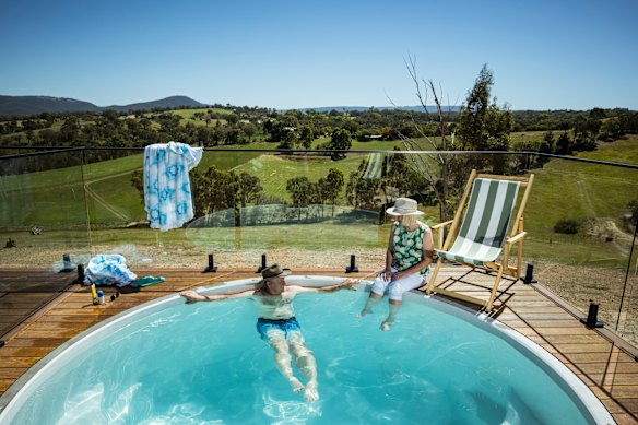 John and Anne Mennen chose a round Plungie swimming pool. 