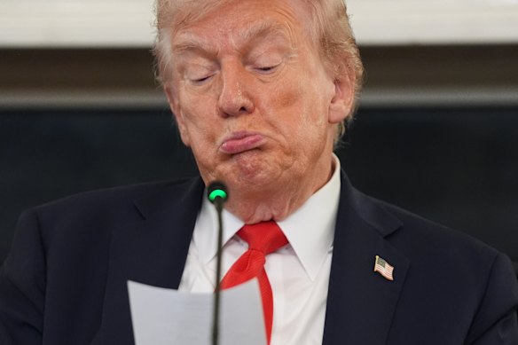 Trump reads Rubio’s note.