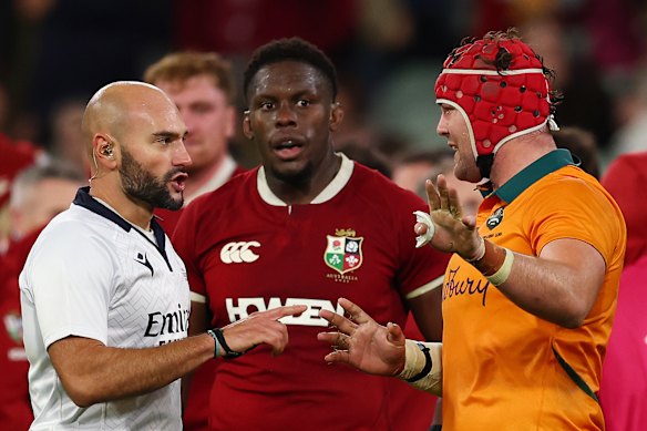 Harry Wilson of the Wallabies speaks to referee Andrea Piardi about the last try.