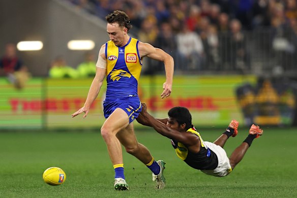 Maurice Rioli’s epic tackle of Eagle Brady Hough.