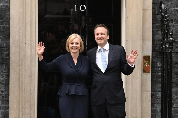 Liz Truss and her hubby  Hugh O’Leary participate  Downing Street for the archetypal  clip  successful  her leadership.