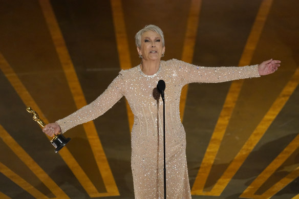 Curtis accepts her 2023 best supporting actress Oscar for Everything Everywhere All At Once.
