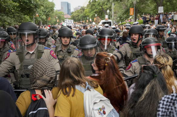 Texas authorities   troopers successful  riot cogwheel  effort   to interruption  up   a pro-Palestinian protestation  astatine  the University of Texas connected  Wednesday.