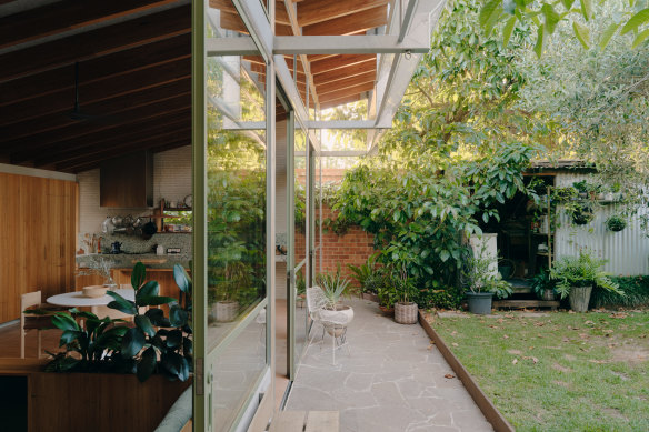 To moderate the sunlight through the large steel and double-glazed sliding doors, Smith included a series of over-scaled, hand-operated aluminium and steel louvres which can be set according to the season.