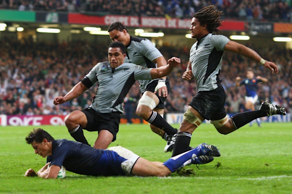 France score in the upset win over New Zealand in the 2007 Rugby World Cup quarter-finals.