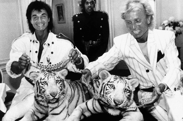Roy Horn (izquierda) y Siegfried Fischbacher con dos raros tigres blancos en 1987.