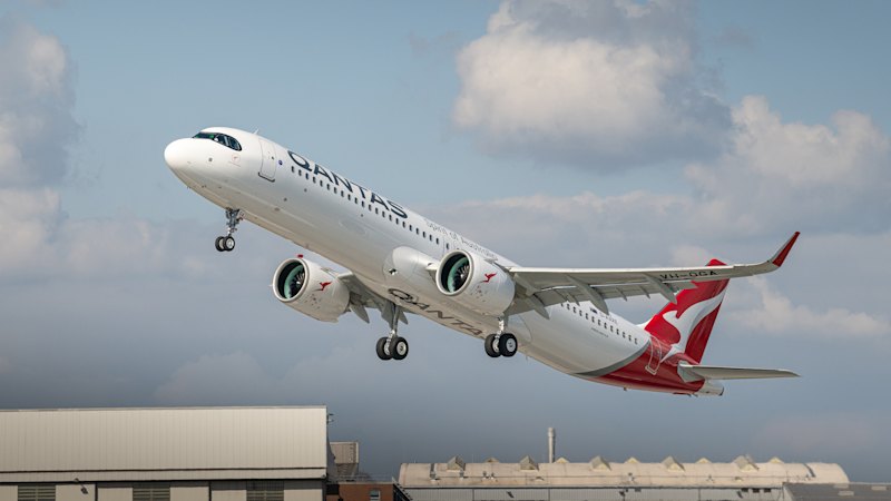 Qantas criticised for handling of man taking unwanted photos of youth