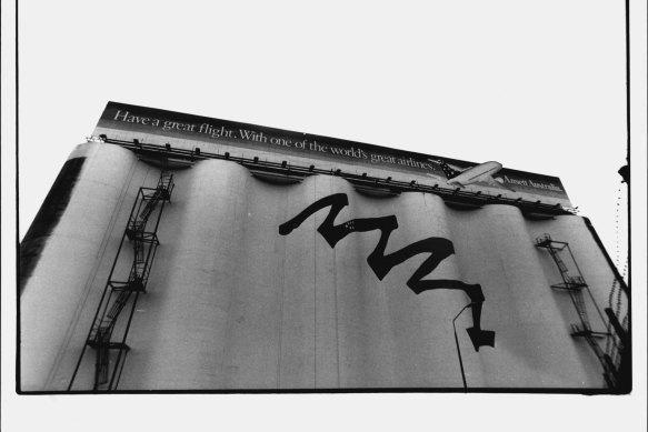 Les silos, photographiés en 1993, ont été peints avec une peinture murale pour soutenir la candidature de Sydney aux Jeux olympiques de 2000.  La compagnie aérienne aujourd'hui disparue Ansett a été l'un des premiers annonceurs sur le panneau d'affichage.