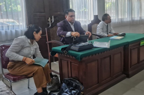 Edyanto Silalahi (centre), Nitha’s lawyer for the hearing into the validity of her arrest, waits in court on Monday for police to arrive. They never showed. 
