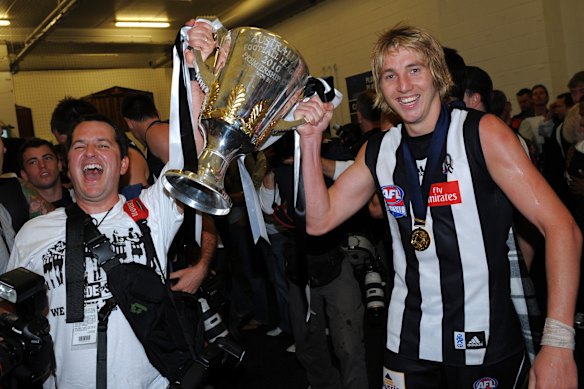 Dale Thomas with a one-eyed Collingwood supporter after winning the 2010 premiership.