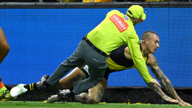 Dustin Martin entre en collision avec l'arbitre des buts. 