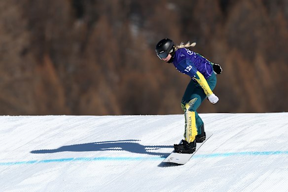 Mia Clift in the mixed team snowboard cross small final.