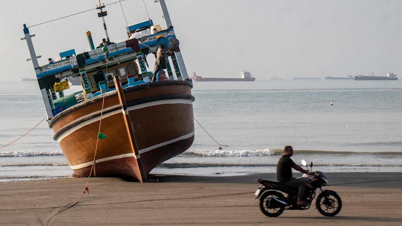 Tehran reportedly offers deal to US to reopen Strait of Hormuz and delay nuclear talks