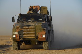 Un bushmaster australien dans un nuage de poussière tout en assurant la protection des troupes de la Force opérationnelle de reconstruction dirigée par l'OTAN dans le sud de l'Afghanistan.