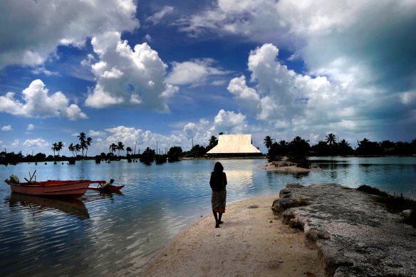 Une femme dans un village de l'île d'Abaiang à Kiribati, qui est régulièrement inondée par l'eau de mer.