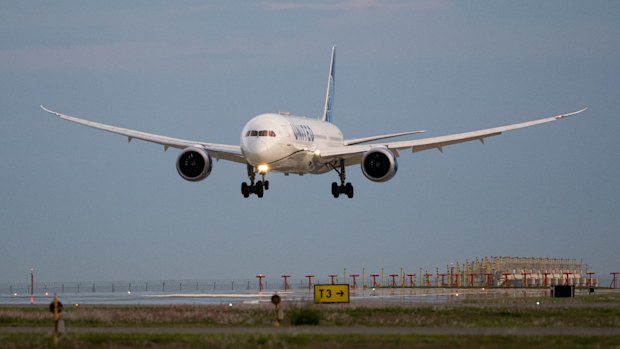 A United Airlines flight arriving from Los Angeles, after descending over Moreton Bay.