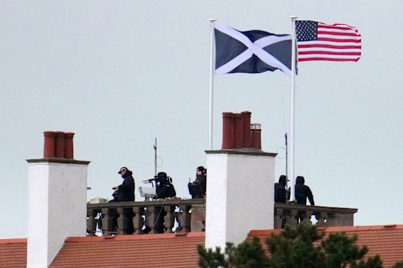 Snipers policiais no telhado do Trump Turnberry Hotel no sábado.