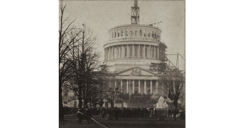 Inauguração de Abraham Lincoln no Capitólio dos Estados Unidos, 4 de março de 1861. A cúpula ainda está em construção.