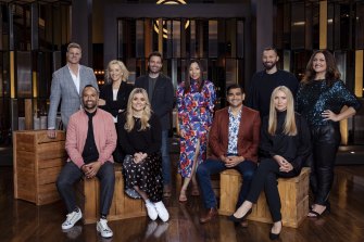 Dans la cuisine de Celebrity Masterchef se trouvent : (rangée arrière) Nick Riewoldt, Rebecca Gibney, Matt Le Nevez, Dami Im, Ian Thorpe, Chrissie Swan ;  (première rangée) Archie Thompson, Tilly Ramsay, Dilruk Jayasinha, Collette Dinnigan.