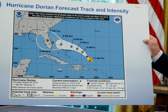 2019: Un momento horrible del primer término del Trump, donde usa Sharp para cambiar el mapa meteorológico.