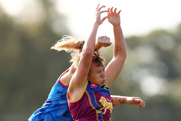 Tayla Harris and Dakota Davidson compete for the ball