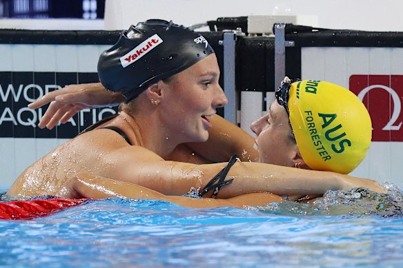 Summer McIntosh and Jenna Forrester hug it out after their 400m individual medley final. 