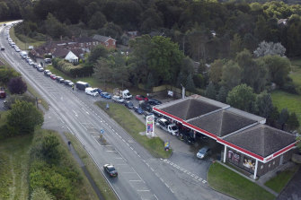Mercredi, des automobilistes font la queue pour obtenir du carburant dans une station-service à Ashford, dans le Kent, en Angleterre.