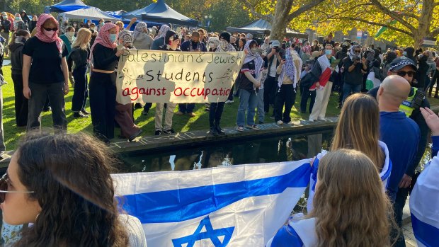 An uneasy stand-off astatine  Melbourne University betwixt  a Jewish assemblage  rally and students protesting against Israel’s warfare  successful  Gaza.