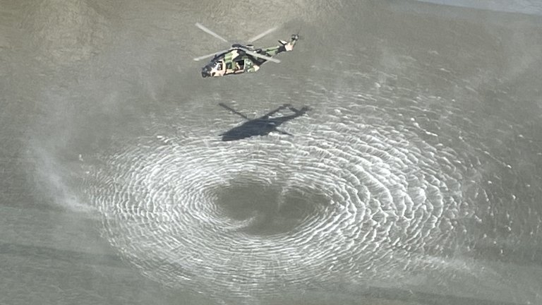 um exército durante um ensaio acima do Rio Brisbane na tarde de quinta-feira.