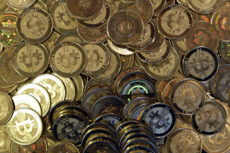 Le marché de la crypto-monnaie a maintenant une valeur globale d'environ 2000 milliards de dollars, dont environ la moitié est attribuable au bitcoin.