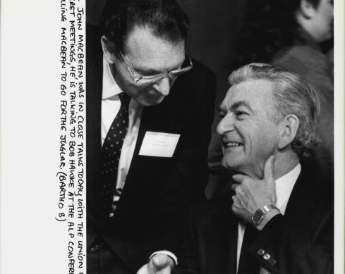 John MacBean im Gespräch mit Bob Hawke auf der ALP-Konferenz, 1986.