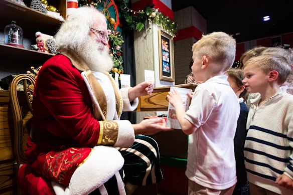 Wundrful World of Christmas.