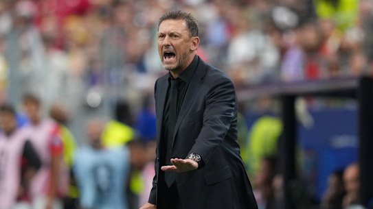 Tony Popovic callilng out instructions to the squad during the match.