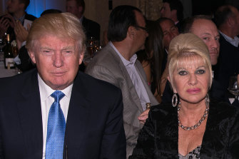 Donald et Ivana Trump assistent au 8e tournoi de golf annuel Eric Trump au Trump National Golf Club Westchester à Briarcliff Manor, New York, en 2014.