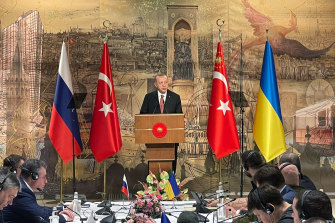 Le président turc Recep Tayyip Erdogan, au centre, accueille les délégations russe, de gauche et ukrainienne pour des entretiens à Istanbul.