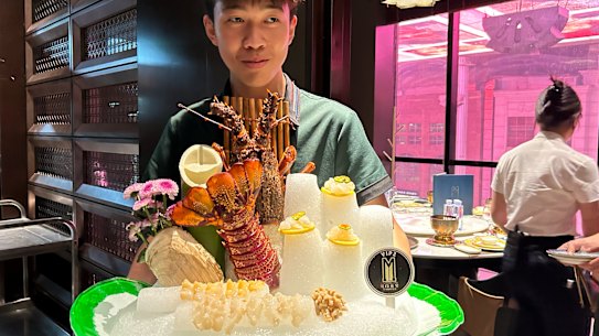 オーストラリア産のロックロブスターやその他の魚介類を使った大きな刺身料理。北京の民門饗宴レストランで提供されます。