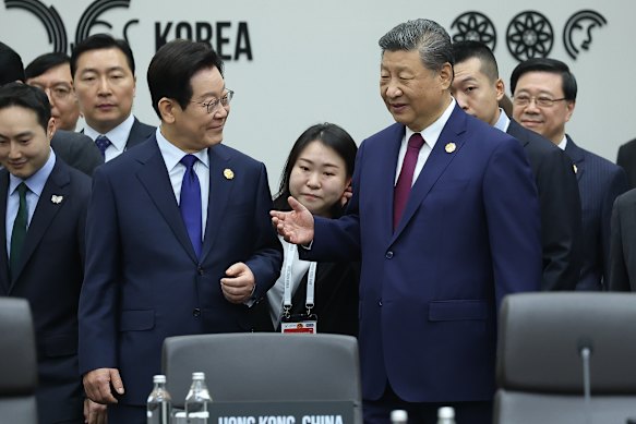South Korean President Lee Jae Myung talks with Chinese President Xi Jinping at APEC on Friday.